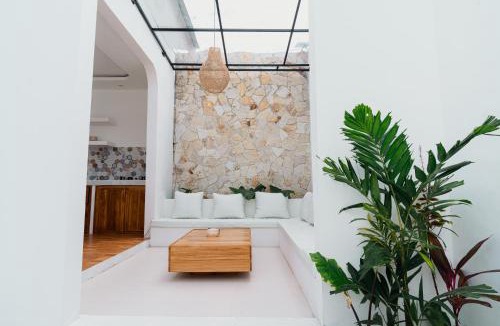 Praya Barat Villa | Villa Charlotte Lancing