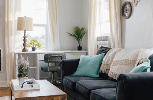Bristol Apartment | Villa Chic near Downtown Bristol King Bed