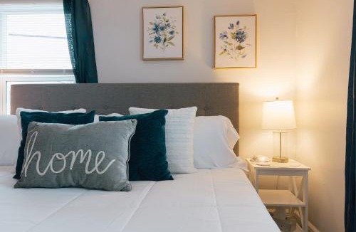 Bristol Apartment | Villa Chic near Downtown Bristol King Bed