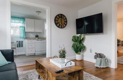 Bristol Apartment | Villa Chic near Downtown Bristol King Bed