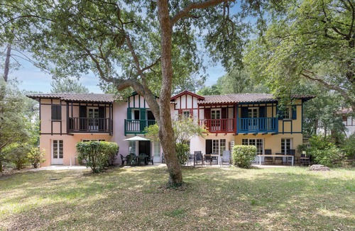 Moliets-et-Maa Villa | Villa 'Christine' with Shared Pool, Shared Garden, and Balcony