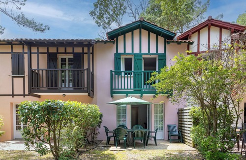 Moliets-et-Maa Villa | Villa 'Christine' with Shared Pool, Shared Garden, and Balcony