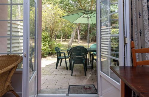 Moliets-et-Maa Villa | Villa 'Christine' with Shared Pool, Shared Garden, and Balcony