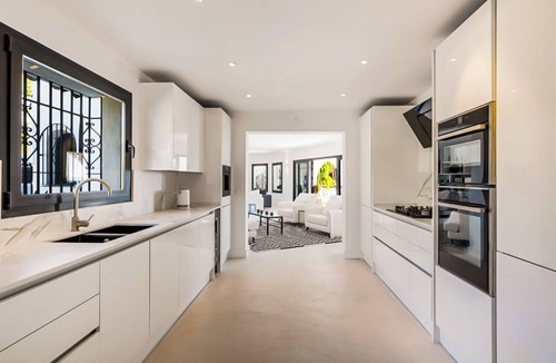 Urbanizacion Hacienda las Chapas Villa | Villa Cisne - Five Bedroom Villa, Sleeps 10