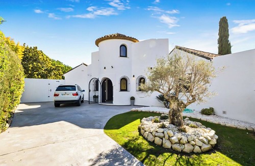 Urbanizacion Hacienda las Chapas Villa | Villa Cisne - Five Bedroom Villa, Sleeps 10
