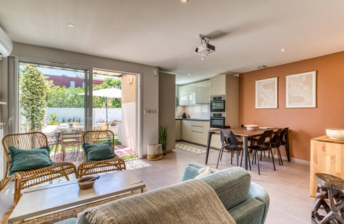 Mauguio Villa | Villa Cocoon Montpellier and Beach with Private Pool, Wi-Fi and Air Conditioning