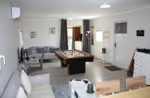 Revel-Tourdan Villa | Villa complète neuve, piscine privée et billard