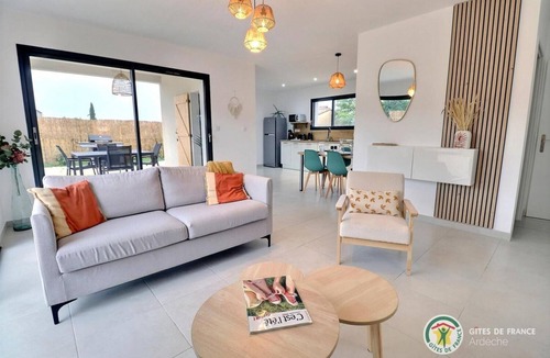 Grospierres House | Villa Contemporaine Avec Piscine Privée et Chauffée
