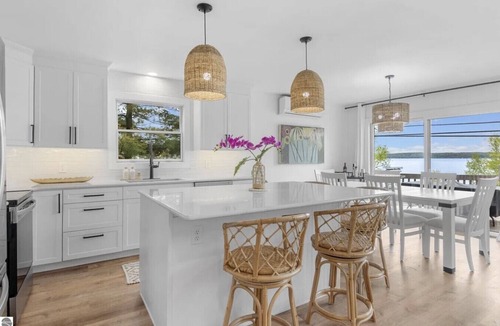 Lake Township House | Villa Crystal/5bedrooms/Lakefront Luxury/Hot tub