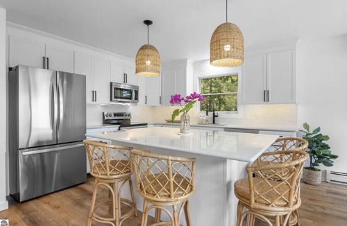 Lake Township House | Villa Crystal/5bedrooms/Lakefront Luxury/Hot tub