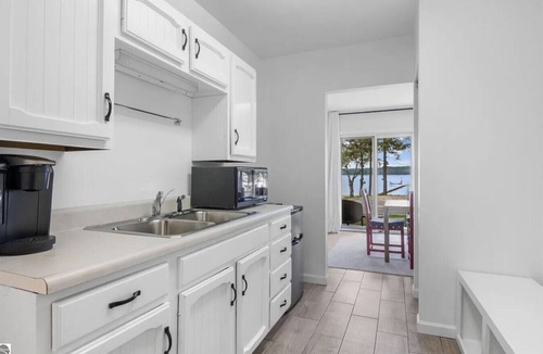 Lake Township House | Villa Crystal/5bedrooms/Lakefront Luxury/Hot tub