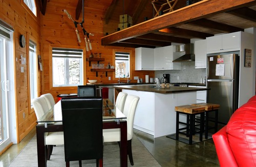 Saint-Simon Ski Chalet | Villa du Renard, Beautiful, Private Jaccuzi, acces St-Laurence river.