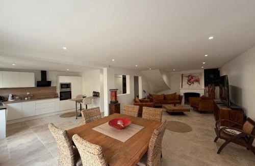 Aigues-Mortes Medieval City Villa | Villa d'Exception avec Jardin face au rempart sud