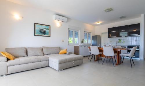 Vinisce Apartment | Villa Danijela with private Jacuzzi and parking