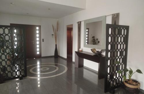 Saint-Nazaire-de-Pezan Villa | Villa de 360 m2 avec piscine et jacuzzi