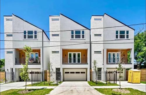 Greater Third Ward Villa | Villa De Briley - Luxury Creator Station - Fire Pit