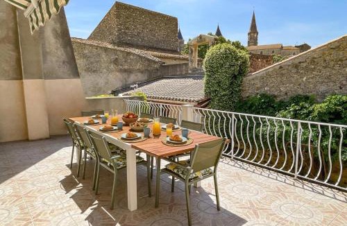 Pouzolles Villa | Villa De La Cloche by Villa Plus
