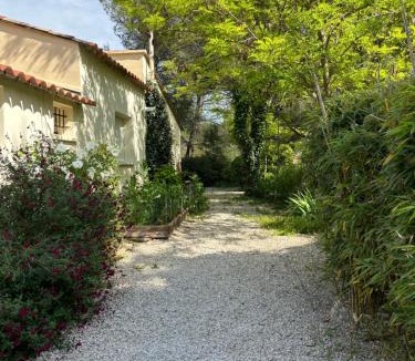 Villeneuve-les-Avignon Villa | Villa de vacances nichée dans la Garrigues, à 10 minutes d'Avignon