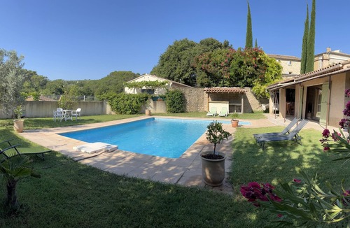 Barjac Villa | Villa de Village Paisible, Sans vis à vis Avec Piscine