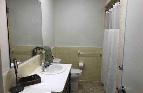 Grosse Pointe Apartment | Villa del Lago-Luxury King w/2 Queens in Windmill Pointe
