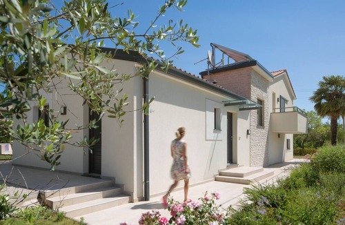 Vinez Villa | Villa del Sol is luxury villa with pool in greenery