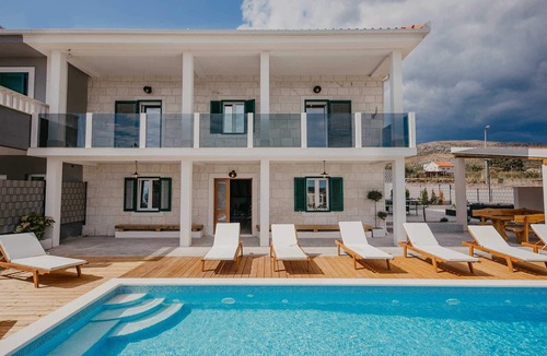 Seget Donji Villa | Villa Del Tempo with Pool
