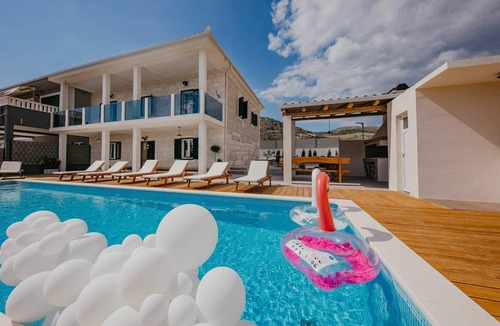 Seget Donji Villa | Villa Del Tempo with Pool