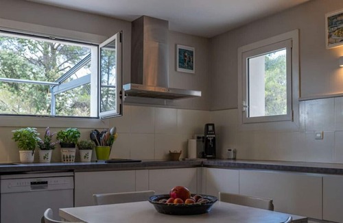 Castelnau-le-Lez Villa | Villa des Oiseaux - Family home with beautiful garden and pool