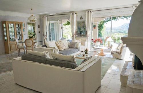 La Motte Villa | Villa des Vignes by Villa Plus