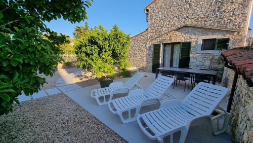 Tar Villa | Villa Dina