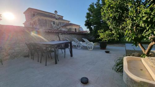 Tar Villa | Villa Dina