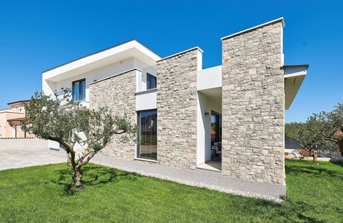 Kastel House | Villa Dolcea - Elegant und stilvoll mit Pool by Interhome