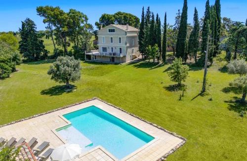 Capestang Villa | Villa Domaine du Midi by Villa Plus