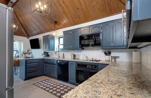 North Richland Hills House | Villa D’Oro, Saltwater Pool, Arcade, Foosball & Walking Trail