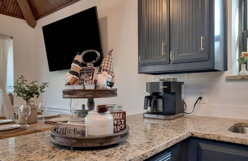 North Richland Hills House | Villa D’Oro, Saltwater Pool, Arcade, Foosball & Walking Trail