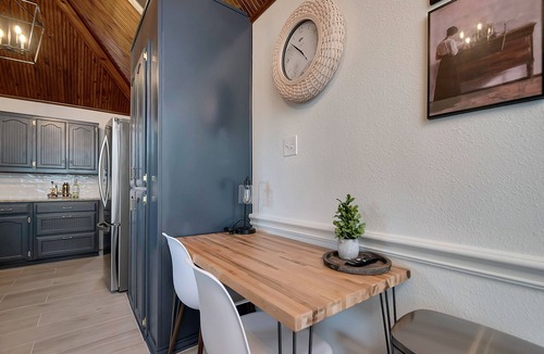 North Richland Hills House | Villa D’Oro, Saltwater Pool, Arcade, Foosball & Walking Trail