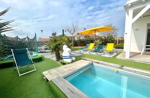 Biscarrosse Villa | VILLA DU PRAT A colorful residence.