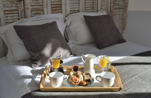 Riou - Petit Juas - Av de Grasse Bed & Breakfast | Villa du roc fleuri