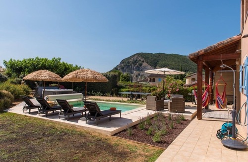 Vallon-Pont-d'Arc Villa | Villa du Soleil for 10 people