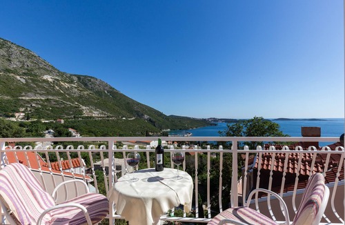 Plat Apartment | Villa Dubravka - Premium Studio Apartment with Balcony and Sea View