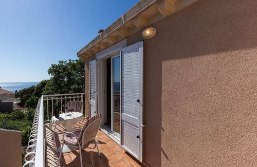 Plat Apartment | Villa Dubravka - Premium Studio Apartment with Balcony and Sea View (Apartman 2)