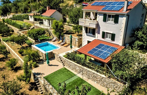 Svinisce Villa | Villa Eagle, isolated piece of your own paradise, heated pool, badminton court