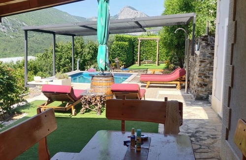 Svinisce Villa | Villa Eagle, isolated piece of your own paradise, heated pool, badminton court