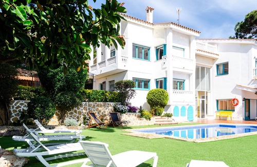 Lloret de Mar Villa | Villa "El Riu del Cel" with Private Garden, Private Pool, and Wi-Fi