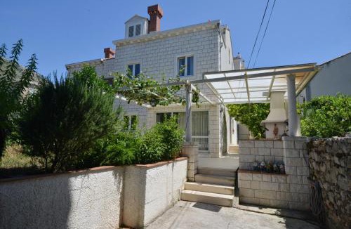 Pile House | Villa Elly