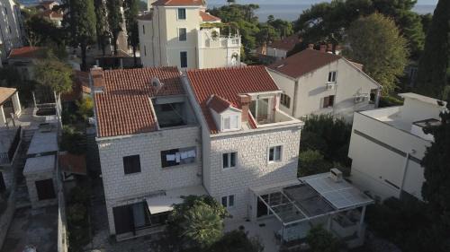 Pile House | Villa Elly