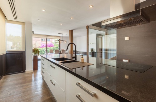 El Papiol Villa | Villa 'Espai Oliveres' with Private Pool, Wi-Fi, and Air Conditioning