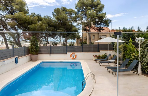 Castelldefels House | Villa 'Ethel' with Mountain View, Wi-Fi and Air Conditioning