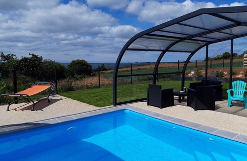 Henvic Villa | Villa* facing the sea with heated and covered swimming pool