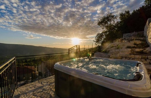 Dunave Krajnje Villa | Villa Falcon Rook - Four-Bedroom Villa with Terrace and Swimming Pool